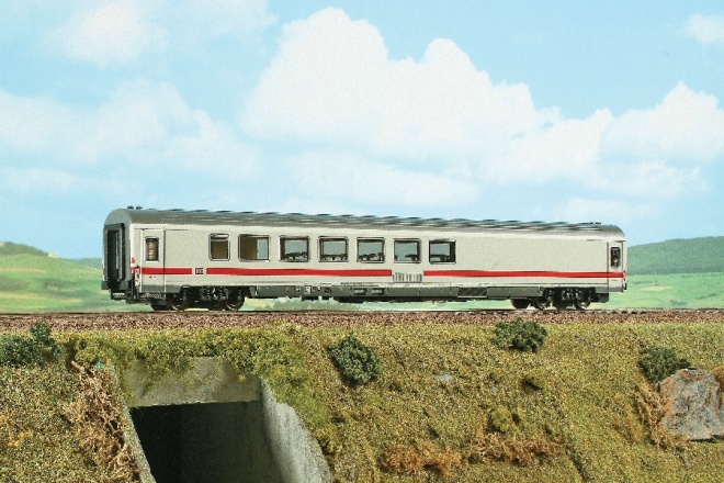 Restaurant  car type WRkmz 858 in ICE livery.<br /><a href='images/pictures/ACME/52329_900.jpg' target='_blank'>Full size image</a>